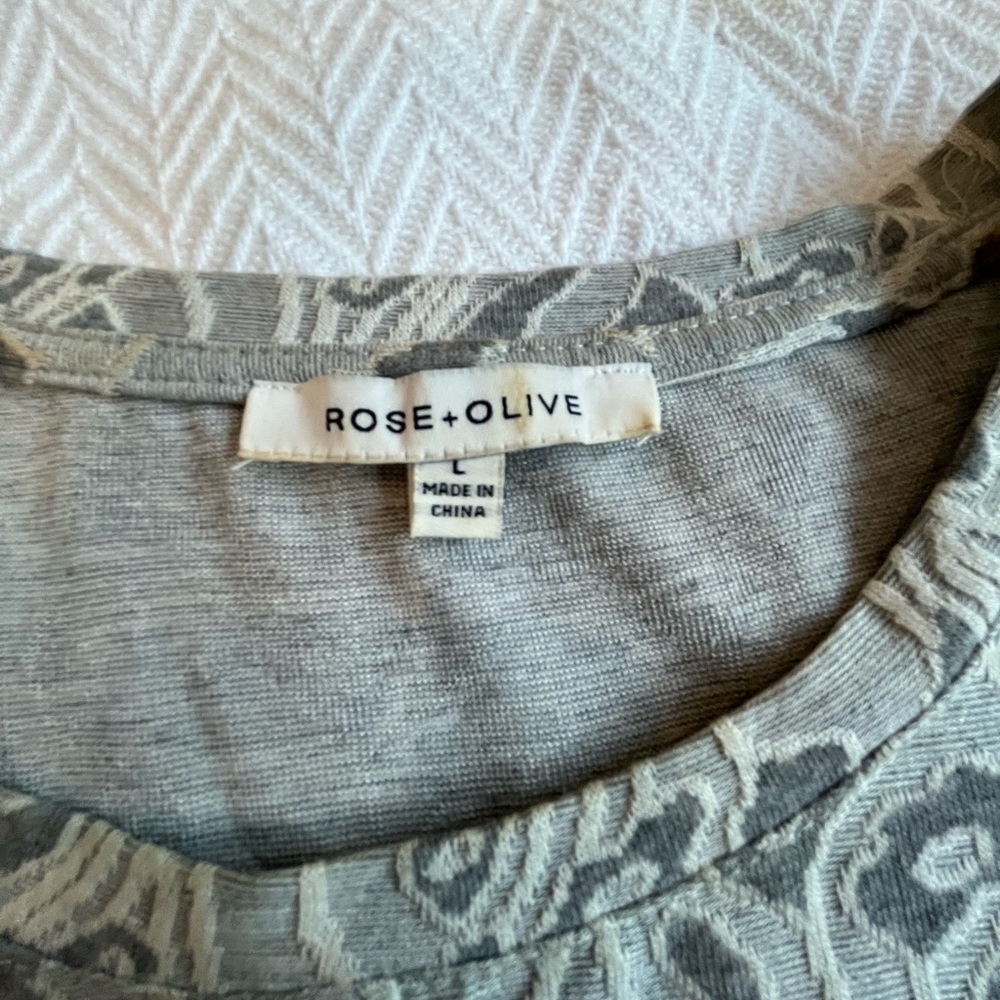 Rose & Olive Light Gray Black & White Floral Short Sleeve Top Size Large - Picture 5 of 6